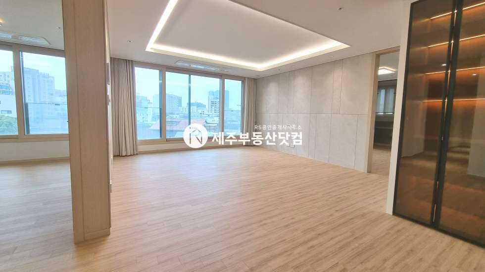제주 제주시 연동 [연동] #급매, 최저가 #e편한세상연동센트럴파크 1단지 #남서향 #방4화2 매매 매물번호 12798 사진 1