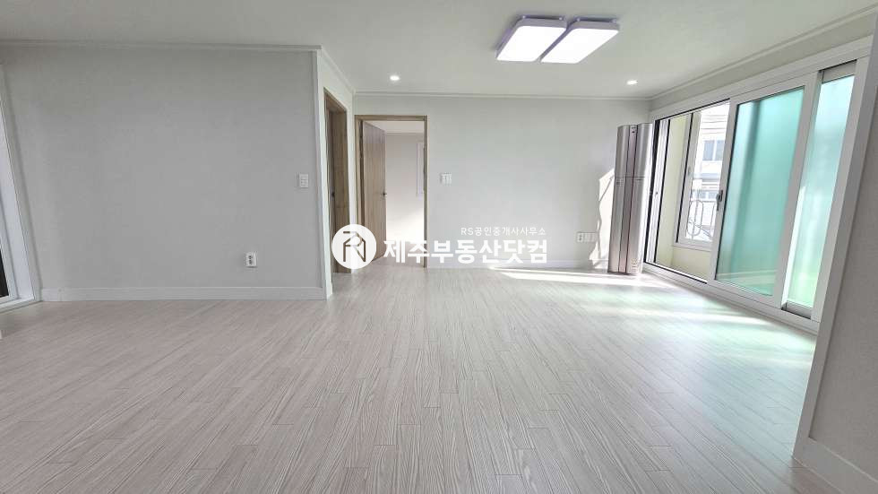 제주 제주시 용담삼동 [용담삼동] 리모델링 첫입주 #방3화1 #깔끔한 인테리어 #연세 연세 매물번호 12864 사진 1
