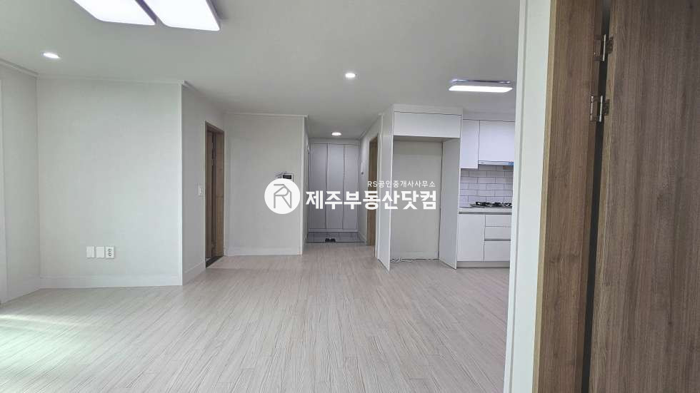 제주 제주시 용담삼동 [용담삼동] 리모델링 첫입주 #방3화1 #깔끔한 인테리어 #연세 연세 매물번호 12864 사진 3