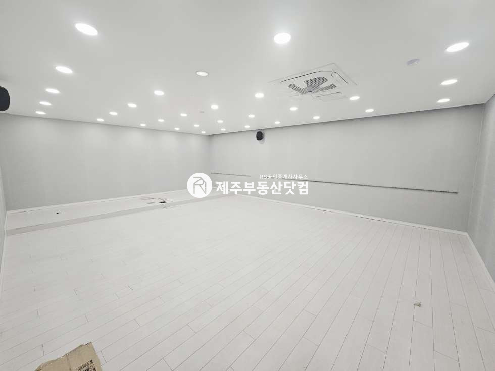 제주 제주시 노형동 {노형동} 노형오거리 도로변/2층/기본시설완비/무권리/평수다양 연세 매물번호 13072 사진 1