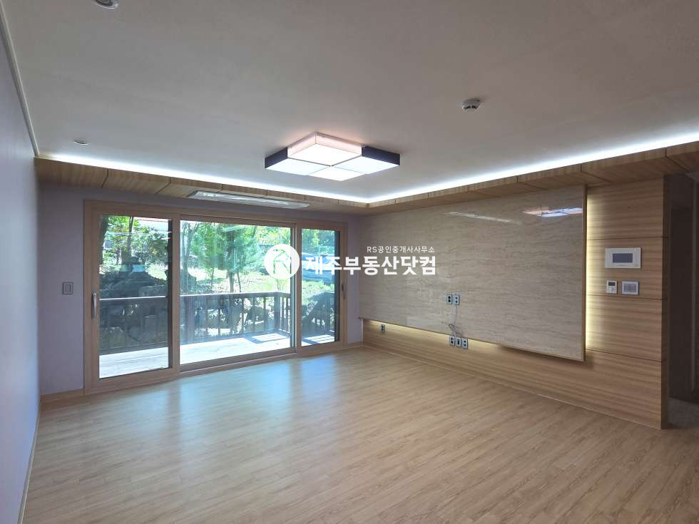 제주 제주시 연동 1303-5 (수목썬빌 2차) [연동] 수목원 부근 #깔끔한 1층 연립 #방3화2 #테라스 #지하창고 매매 매물번호 13510 사진 1