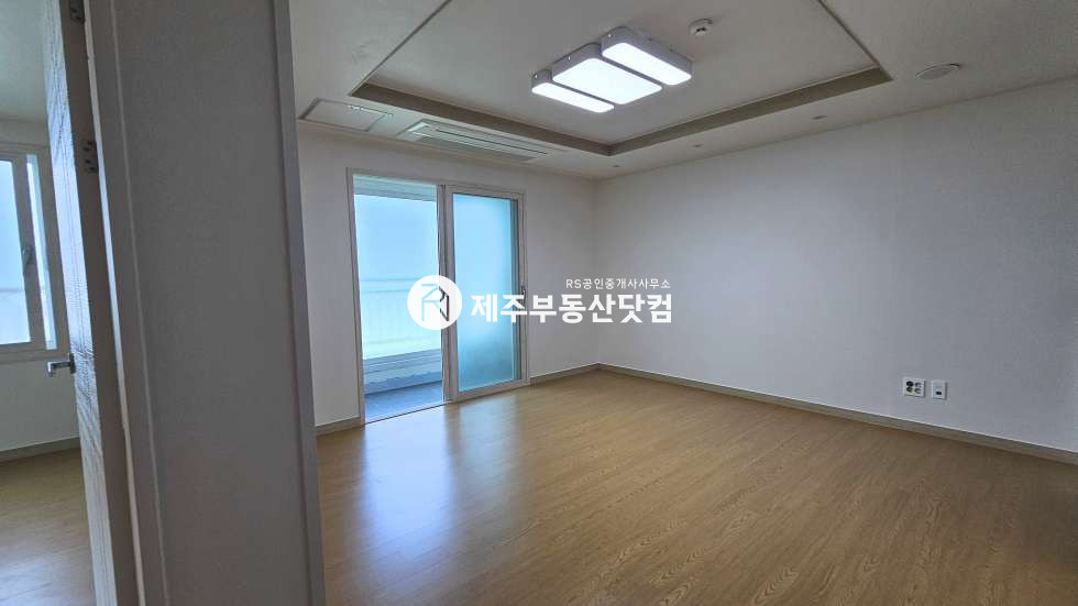 제주 제주시 조천읍 신촌리 658 (신촌에덴빌리지) 101동 [조천읍 신촌리] 에덴빌리지 #탑층 넓은거실+주방 #분리형 원룸 #급매 매매 매물번호 13038 사진 3