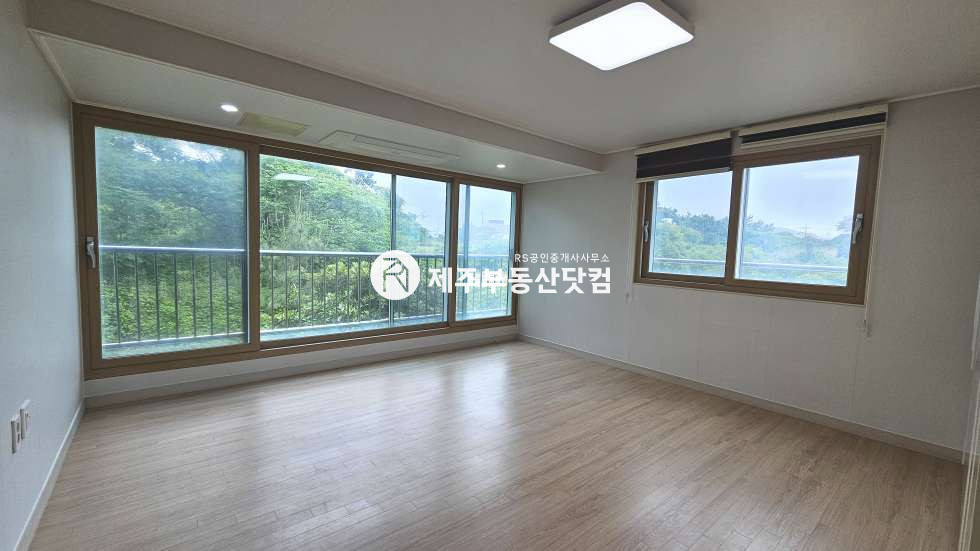 제주 제주시 조천읍 신촌리 2539-4 (신촌그린빌리지) 가동 [조천읍 신촌리] 조천중, 신촌초 부근 #그린빌리지 #매매 #방1화1 매매 매물번호 13585 사진 4