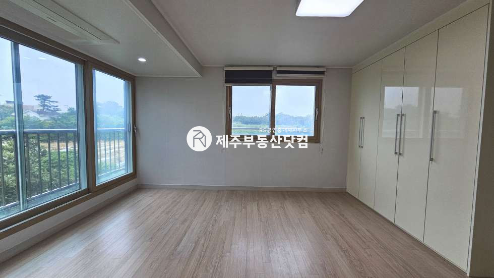 제주 제주시 조천읍 신촌리 2539-4 (신촌그린빌리지) 가동 [조천읍 신촌리] 조천중, 신촌초 부근 #그린빌리지 #매매 #방1화1 매매 매물번호 13585 사진 5