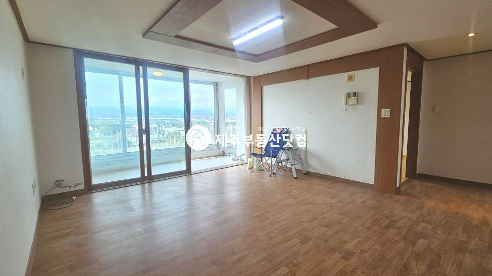 제주 제주시 조천읍 조천리 1188-1 201동 [조천읍 조천리] 만세동산 부근 #도화썬빌리지 #4층 급매 #한라산뷰 #방3화2 매매 매물번호 13602 사진 1