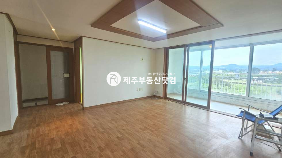 제주 제주시 조천읍 조천리 1188-1 201동 [조천읍 조천리] 만세동산 부근 #도화썬빌리지 #4층 급매 #한라산뷰 #방3화2 매매 매물번호 13602 사진 2