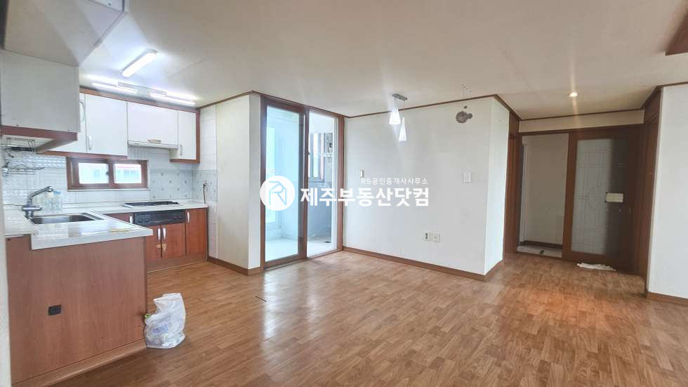 제주 제주시 조천읍 조천리 1188-1 201동 [조천읍 조천리] 만세동산 부근 #도화썬빌리지 #4층 급매 #한라산뷰 #방3화2 매매 매물번호 13602 사진 3