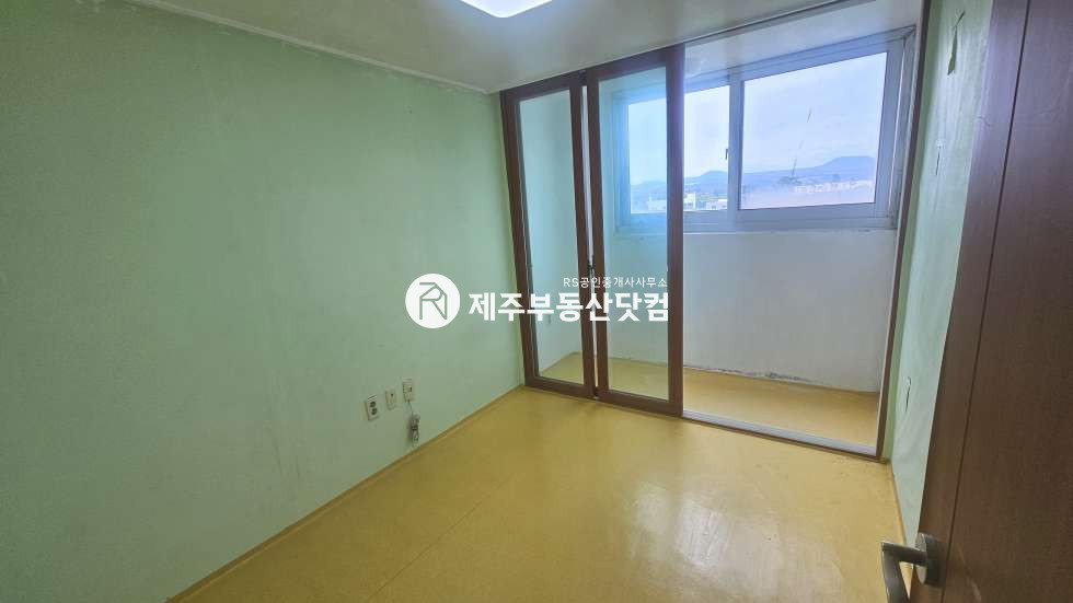 제주 제주시 조천읍 조천리 1188-1 201동 [조천읍 조천리] 만세동산 부근 #도화썬빌리지 #4층 급매 #한라산뷰 #방3화2 매매 매물번호 13602 사진 8