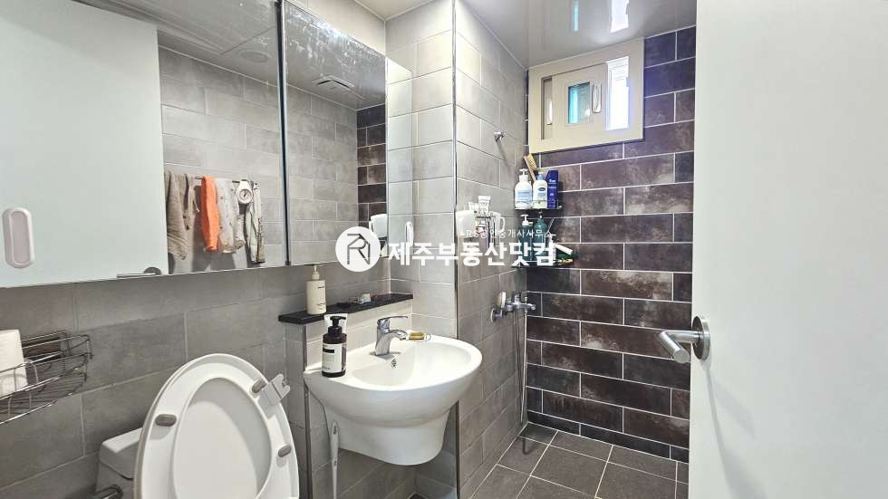 제주 제주시 조천읍 신촌리 1795 A동 [조천읍 신촌리] 신촌초 도보 4분 #에코휴공간 #1층 #부분 리모델링 #방3화2 매매 매물번호 13606 사진 13