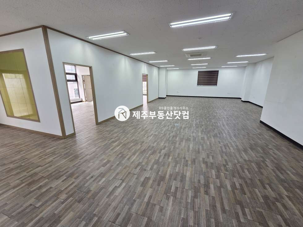 제주 제주시 연동 [연동] 신광사거리 대로변/3층(엘베0)/넓은평수/기본시설완비/무권리 연세 매물번호 13470 사진 1
